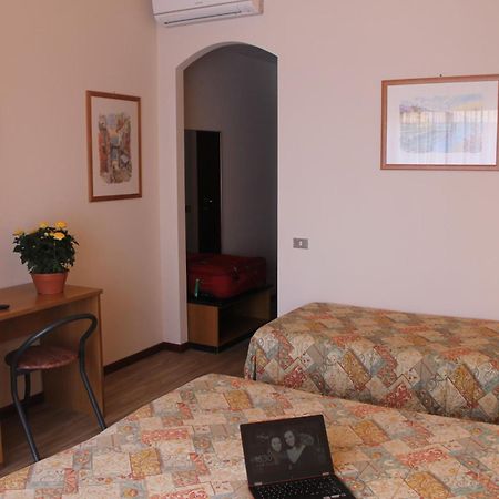 Hotel Aries Lesa Habitación foto